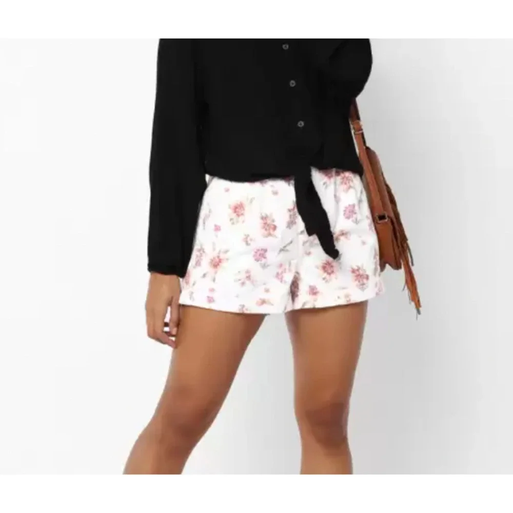 American Eagle Floral Denim High Rise Mom Shorts | Womens 8 | NWT - Picture 5 of 5